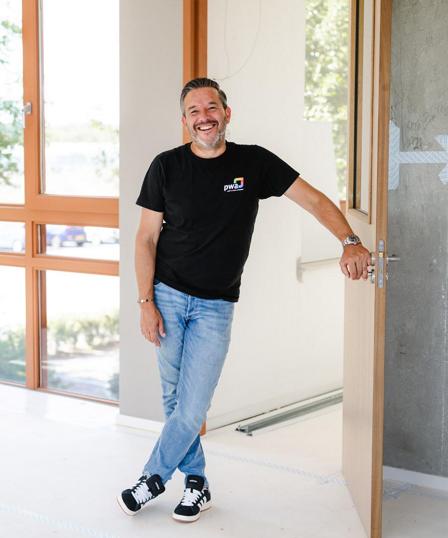 PWA werknemer lachend