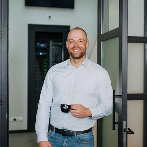 IT-consultant van PWA staat in het datacenter van een klantomgeving.