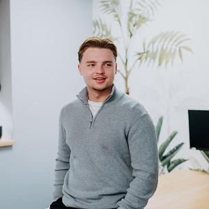 PWA-medewerker in een professionele kantooromgeving.