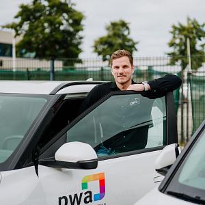 IT-consultant van PWA arriveert op locatie voor ondersteuning en advies bij een klant.