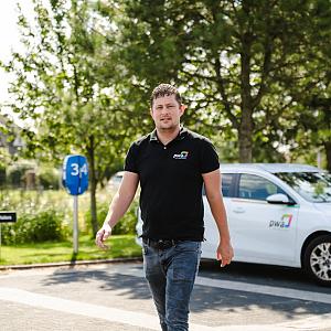 Man lachend naar de camera