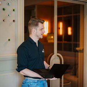PWA-consultant presenteert een IT-oplossing tijdens een overleg met een klant.