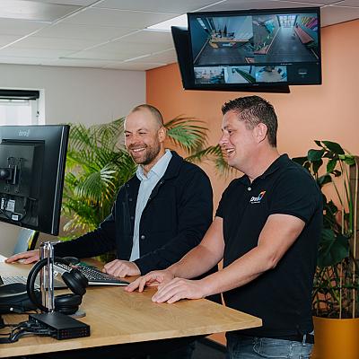 Twee PWA-medewerkers achter een computer in een kantooromgeving.