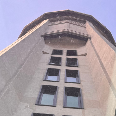 Onderaanzicht van watertoren met blauwe lucht.