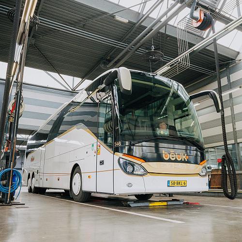 Beuk touringcar in onderhoudshal tijdens inspectie en technische controle