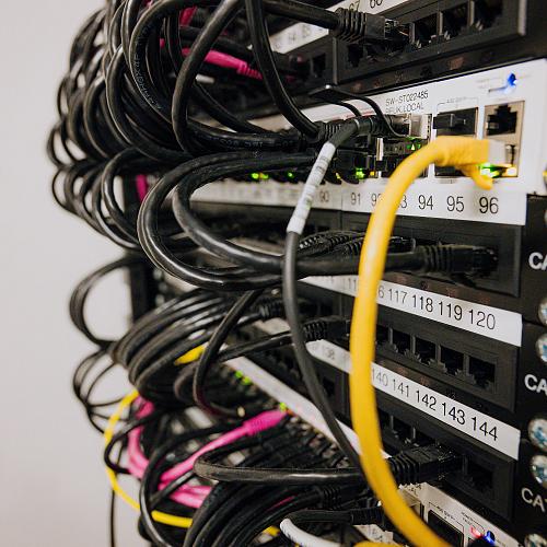 Serverrack met netwerkswitches en bekabeling voor IT-infrastructuur en connectiviteit