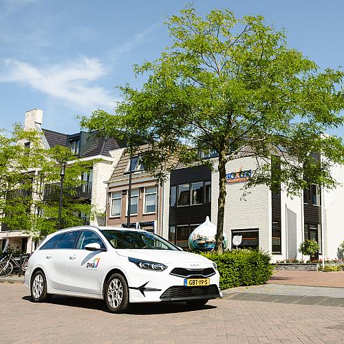 PWA-bedrijfsauto geparkeerd in woonwijk bij klanten in de regio Duin- en Bollenstreek.