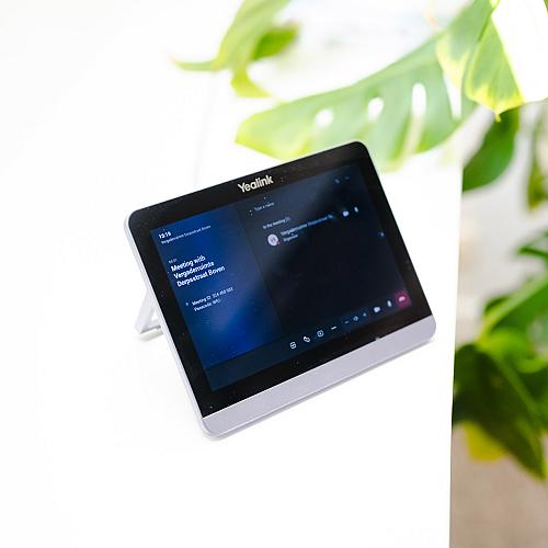 Touchscreen paneel voor videobellen en vergaderingen opgesteld in een vergaderruimte.