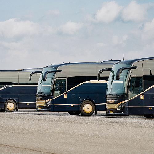 Drie luxe touringcars van Beuk opgesteld op parkeerterrein