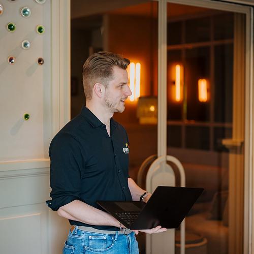 IT-consultant van PWA presenteert een IT-oplossing tijdens een overleg met een klant.