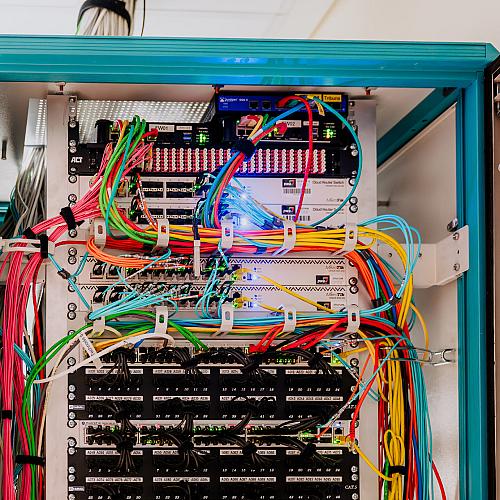 Netwerkkast met bekabeling en netwerkapparatuur voor zakelijke IT-infrastructuur.