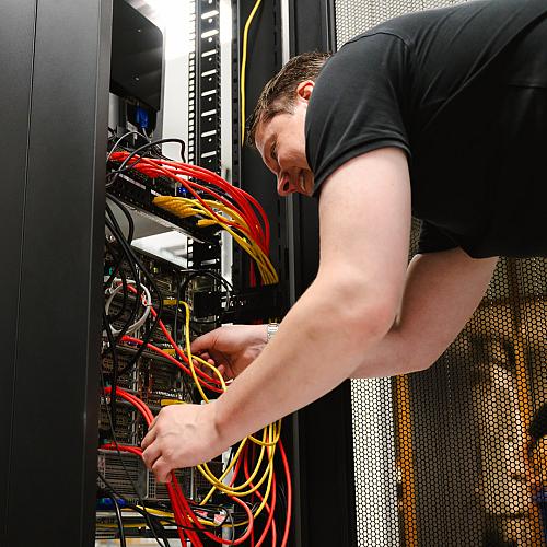 PWA medewerker lachend aan het werk