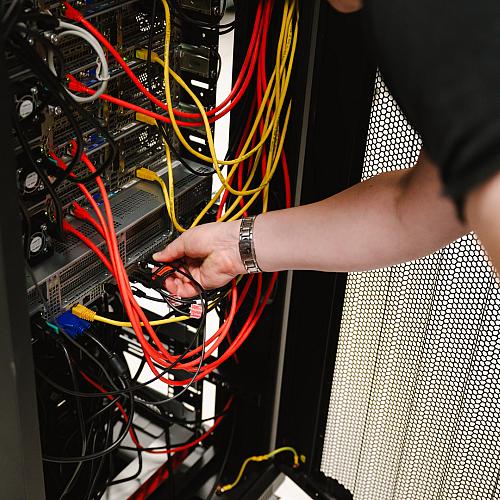 Medewerker controleert de routers