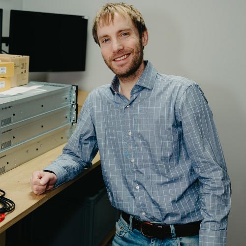 PWA-medewerker in de werkruimte bij serverapparatuur, klaar om met een nieuwe installatie of configuratie aan de slag te gaan.