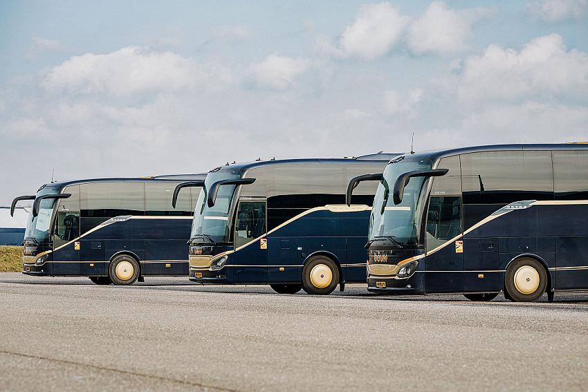 Drie luxe touringcars van Beuk opgesteld op parkeerterrein