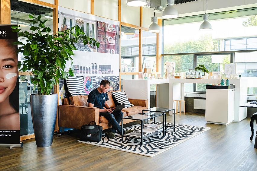 PWA-medewerker werkt op een laptop in de lounge van Hunter Amenities.