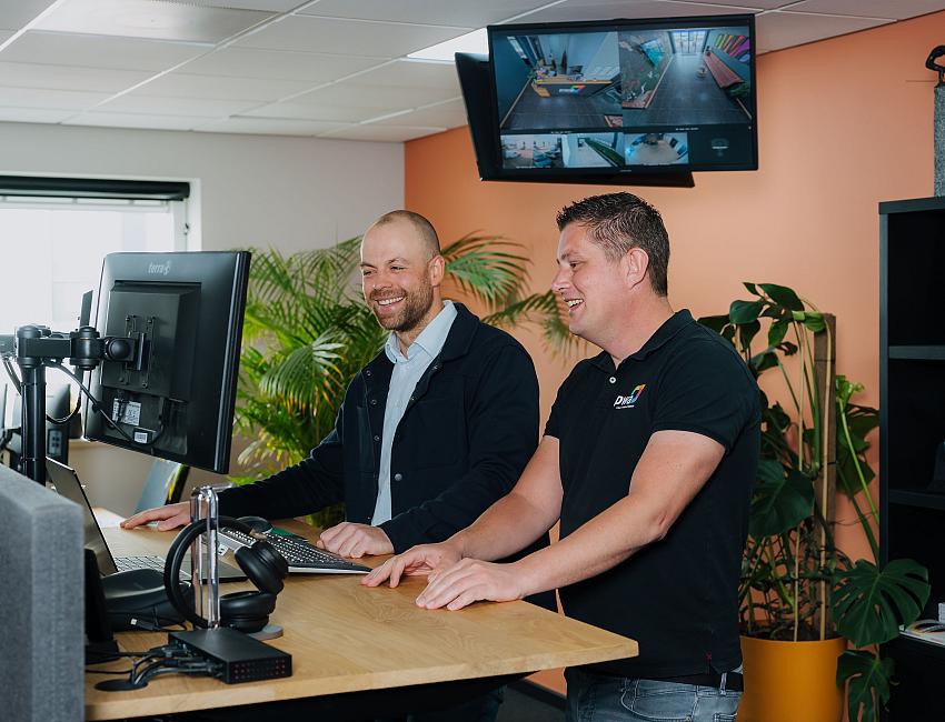 Twee IT-specialisten van PWA werken samen aan het beheer van klantomgevingen.