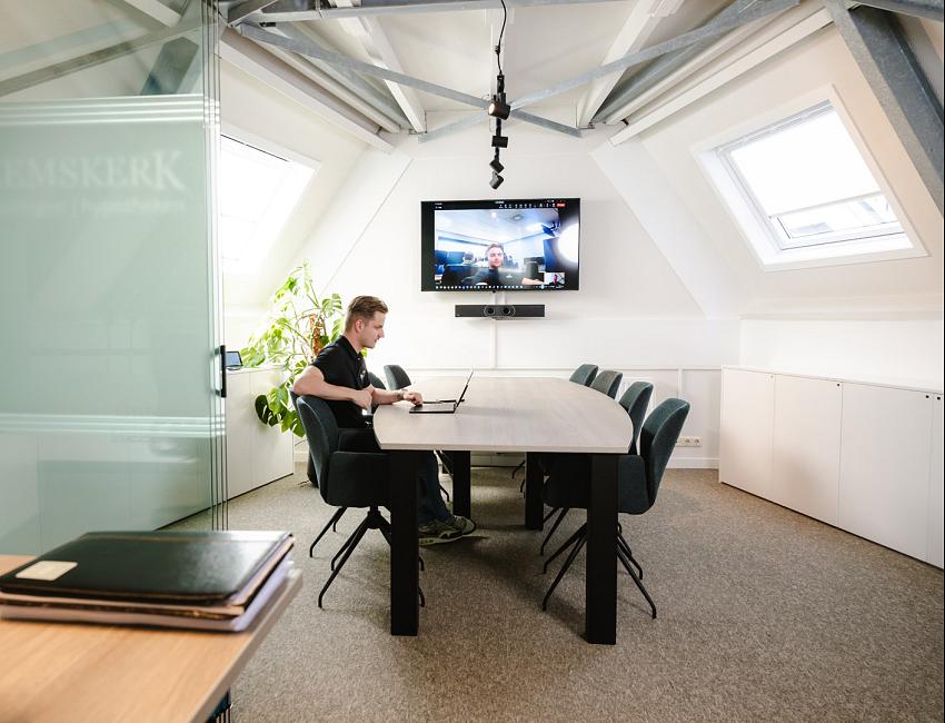 Man aan het videoconferencing